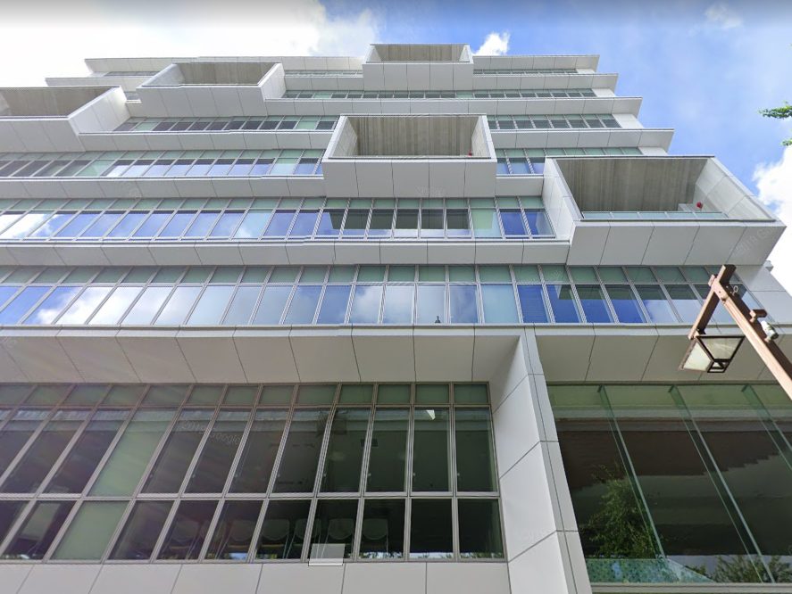 ビルのアルミ外壁パネルを白い木目調の焼付塗装に@名古屋市