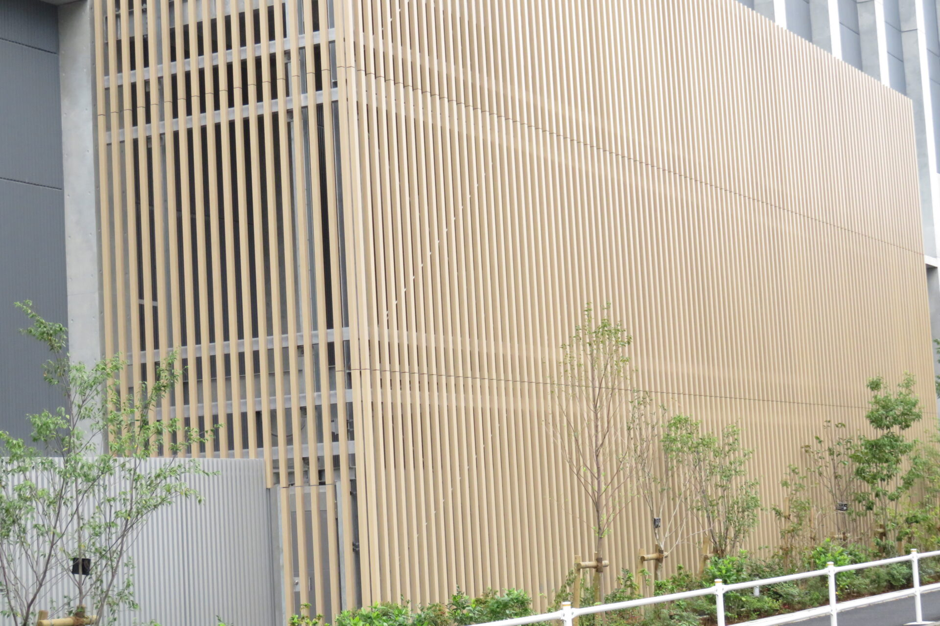 アルミルーバーを焼付塗装でテラコッタ調に