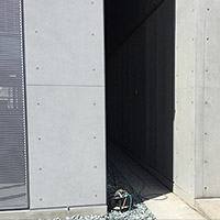 左：アルミパネルRC風塗装　右：既設RC柱