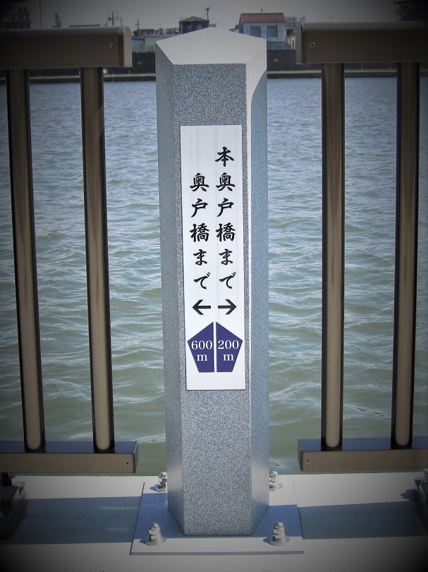 葛飾区の中川緑道のステンレス距離標柱に御影石模様を描きました