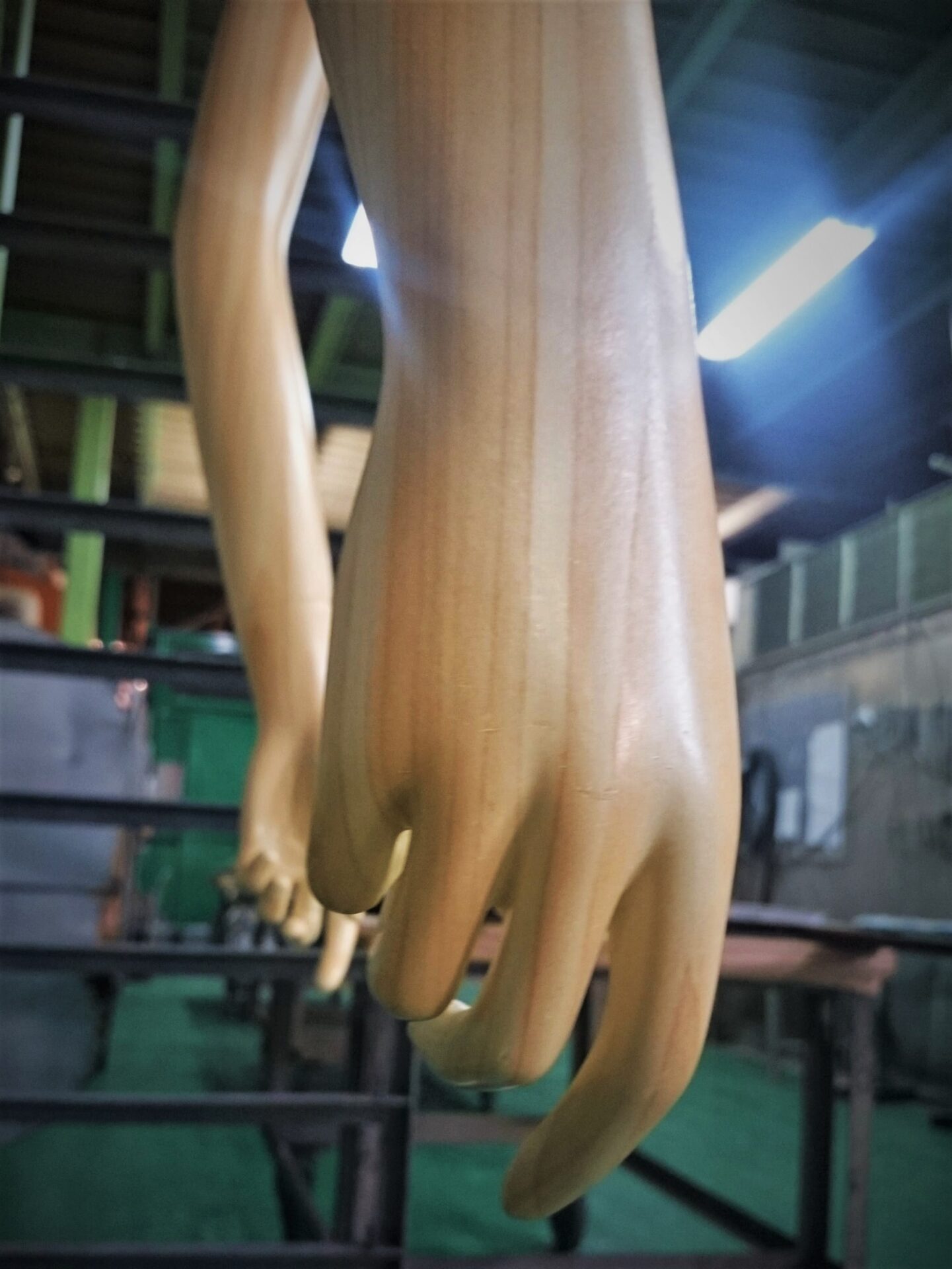 マネキンの腕に木目調塗装（ヒノキ柄）