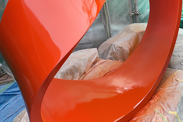 モニュメントのひび割れ修復後