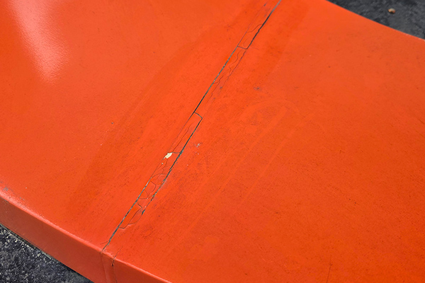 モニュメントのひび割れ修復前