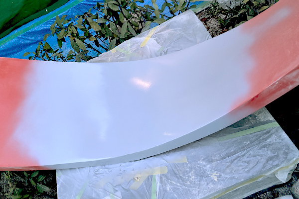 モニュメントのひび割れ修復作業