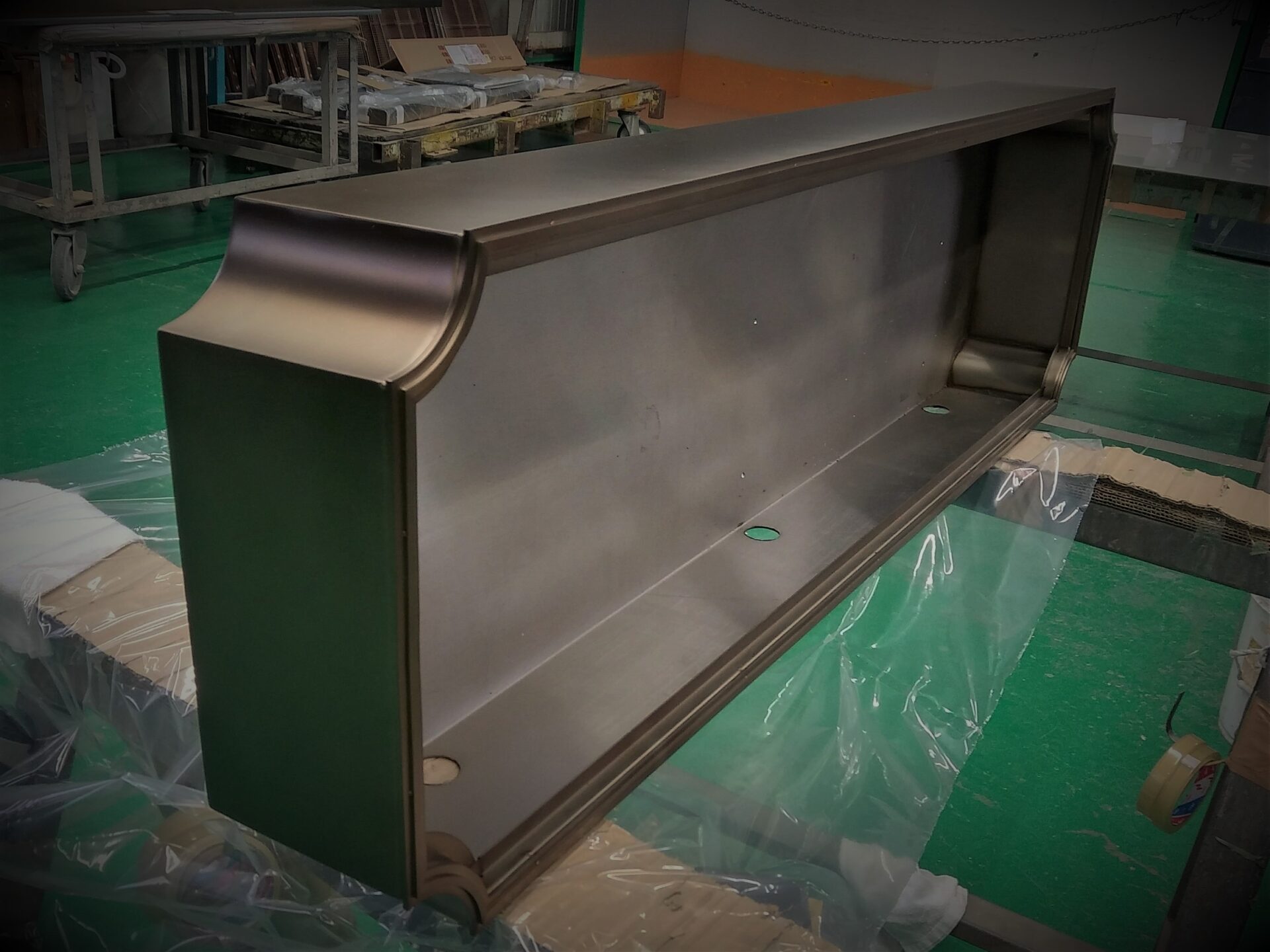 ステンレス製サインに真鍮古美色カラークリアー塗装