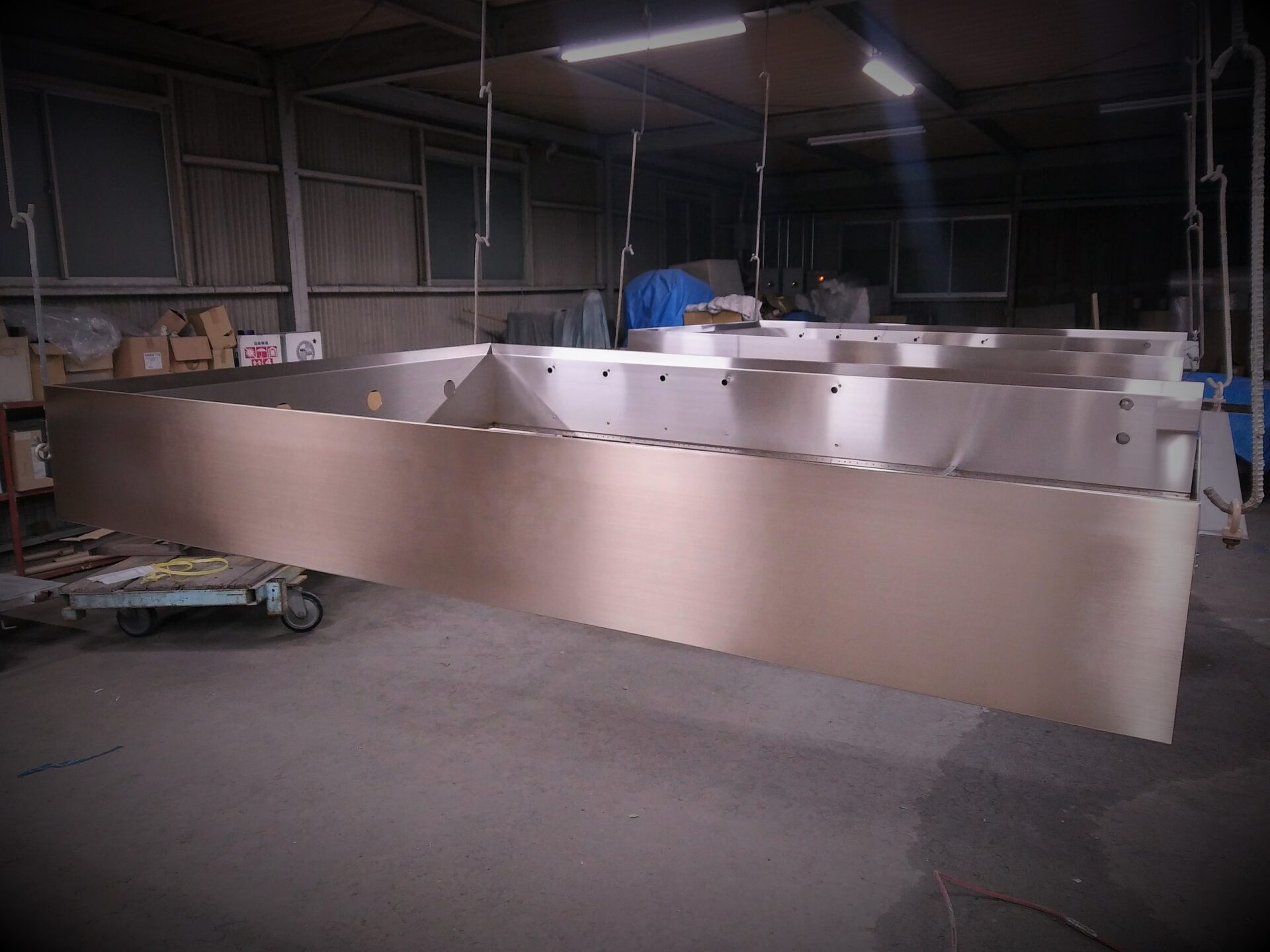 ピンクゴールド色のカラークリア塗装をステンレス製店舗什器に