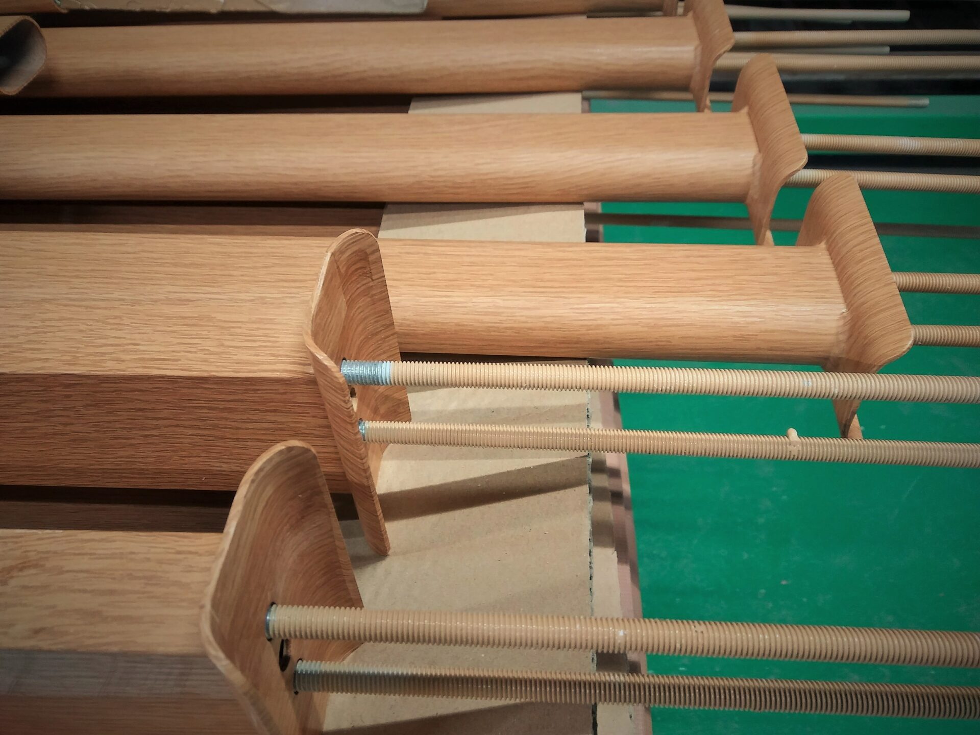 ホワイトボードに木目調塗装（マギーオーク柄）